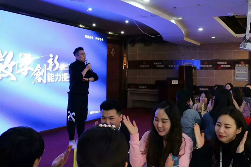 美育培训中心主任Owen总是能带动现场的气氛