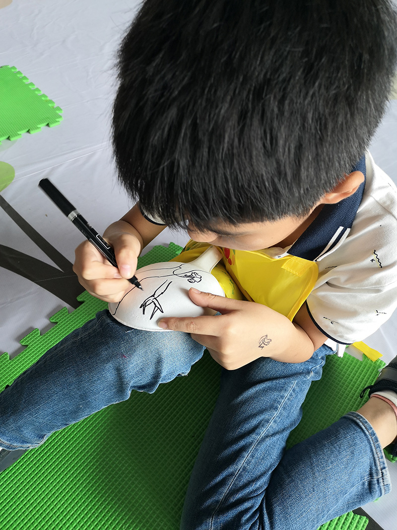 专注创作的同时，灵机一动，画个小纹身
