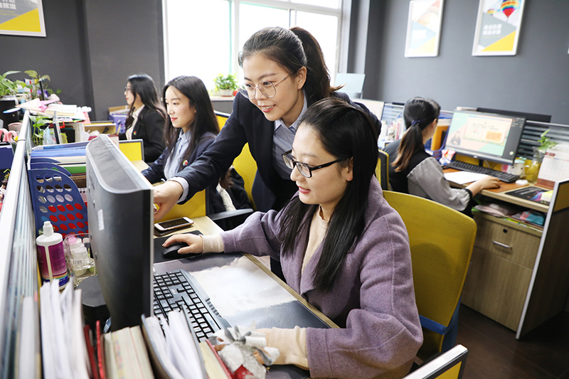 集团教学教辅部主任Vivian与研究院教研中心导师Daisy共同把关课程服务逻辑  