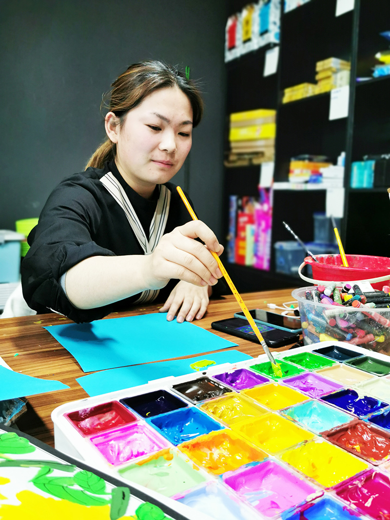 教研组针对不同绘画工具及材料进行课题实验  