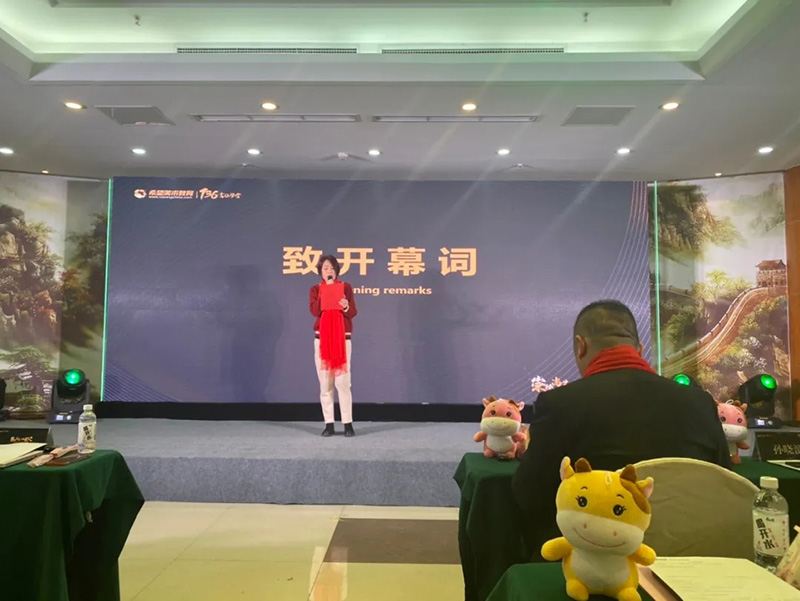 希望美术教育总部教学部书法部部长Tina女士致开幕词
