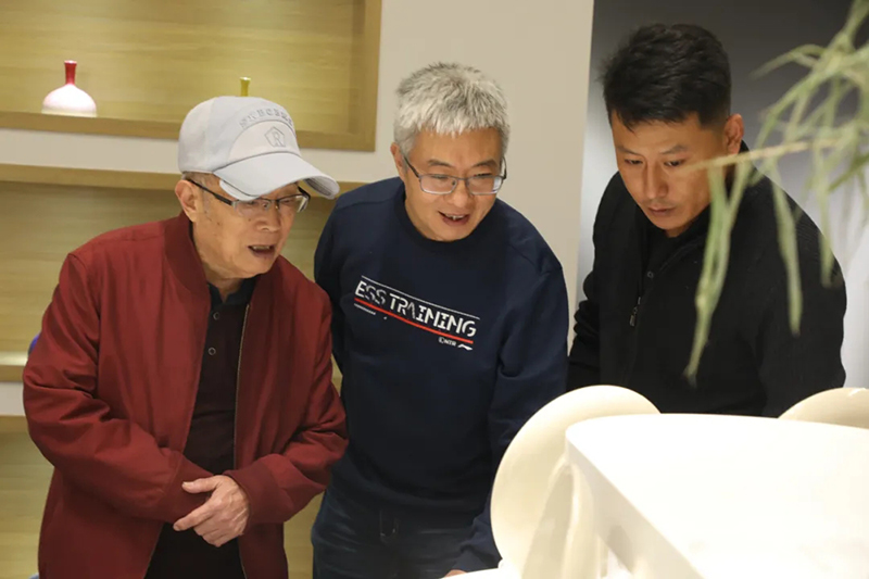刘涛总监为王传贺、王谦先生介绍陶艺作品