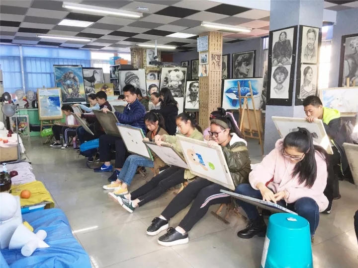 没有多余的话语，学生们麻利地架起画板，抽出铅笔，在画纸上轻轻勾画着线条