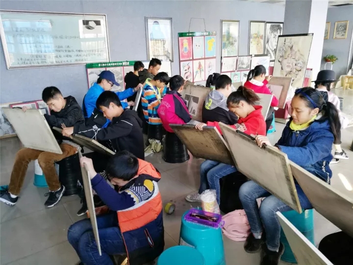 画室很安静，静的可以听到他们笔下的“沙沙”声