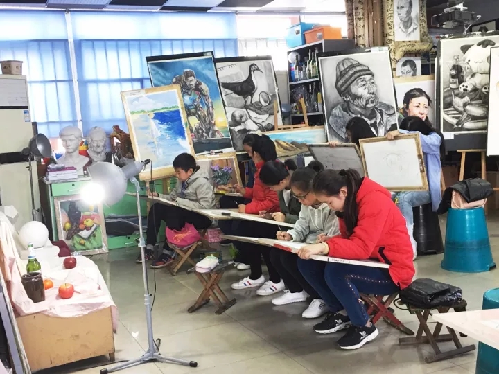 柔和的素描灯光线静静地打在大大小小的石膏像上