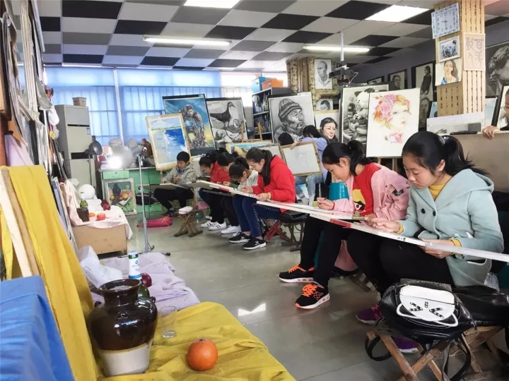 在画架和习作画板的衬托下，构成了一幅颇具艺术气息的画面