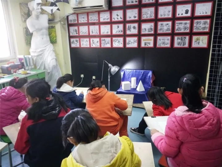 同学们经过一段时间的的紧张学习，画室决定来一次小测试，检验学习成果