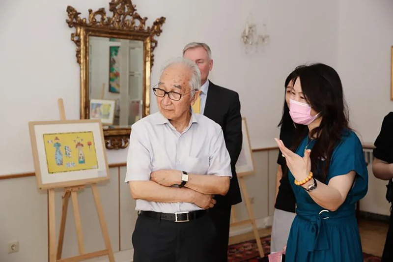 靳尚谊教授和马菁汝教授观看展览