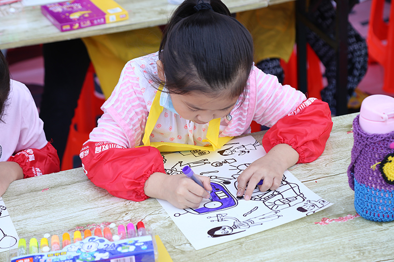 孩子们用稚嫩的双手绘制图画，热情高涨，形式多样，内容丰富